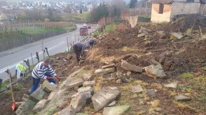 Die Mauer war eingestürzt und wird zuerst abgebaut.